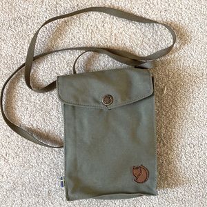 Fjallraven Pocket Crossbody Bag in Army green